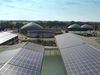 Mit Solaranlagen bedeckte Gebäude der Produktivgenossenschaft